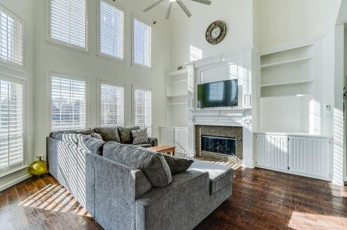 402 Old York Rd, Irving TX 75063-4248 exterior