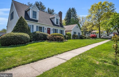 2082 Southpoint Dr, Hummelstown, PA 17036-8935