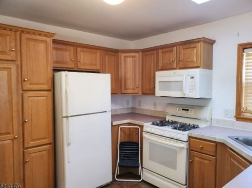 30 Coke Ave, Avenel NJ  07001-1913 exterior