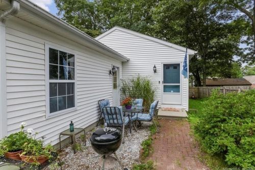 106 Hillcrest Rd, Niantic, CT 06357-1634