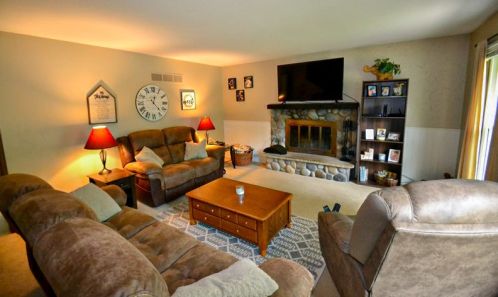 978 High St, Oconomowoc, WI 53066-3966