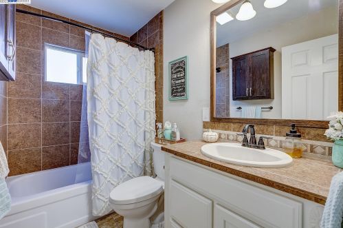 445 Parkwood Dr, Manteca CA  95336-2848 exterior