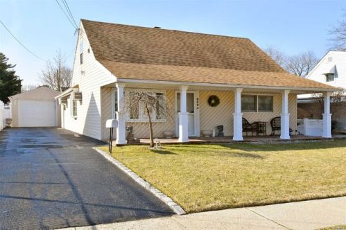 859 Fairfield Ave, Westbury, NY 11590-6003