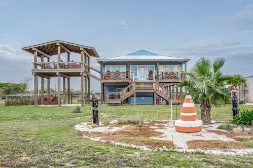 302 Powderhorn Ln, Green Lake, TX 77979-6227