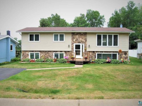 216 12th St, Duluth, MN 55806-2524