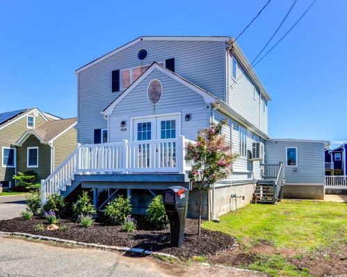 828 8th St, North Lindenhurst, NY 11757-5523