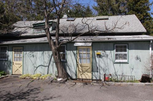 493 Middle Rd, Bay Port, NY 11705-1907