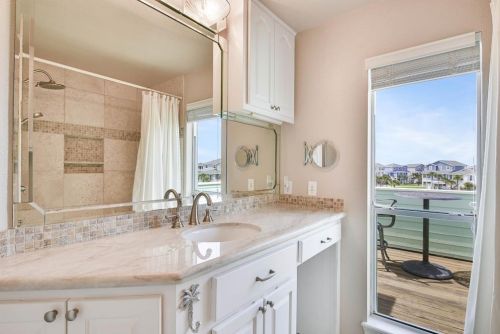 25314 Intrepid Ln, Galveston TX  77554-6612 exterior