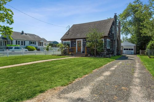 85 Orchard St, North Lindenhurst, NY 11757-5704