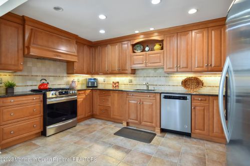 16 Galway Dr, Hazlet NJ  07730-1112 exterior