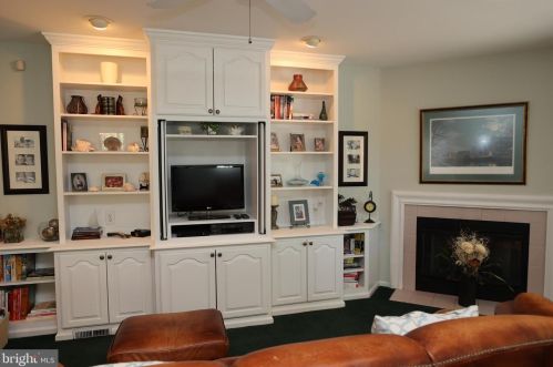 152 Canterbury Ln, Blue Bell, PA 19422-1278