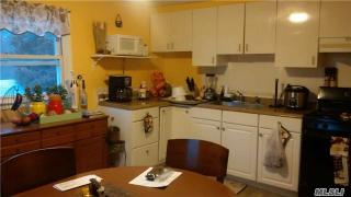 10 Dean St, Babylon, NY 11703-4104