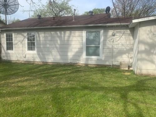 2320 Williams Pl, Fort Worth, TX 76111-5105