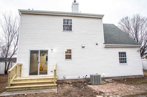 11 Cherry St, Central Islip, NY 11722-4105