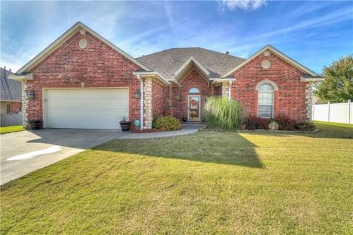 1712 Hunters Ridge Dr, Shawnee, OK 74804-1835