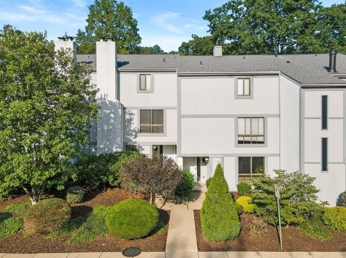 1556 Pinehurst Dr, Pittsburgh, PA 15241-3202