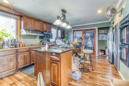 1 Greentree Cir, Westbury NY  11590-1510 exterior