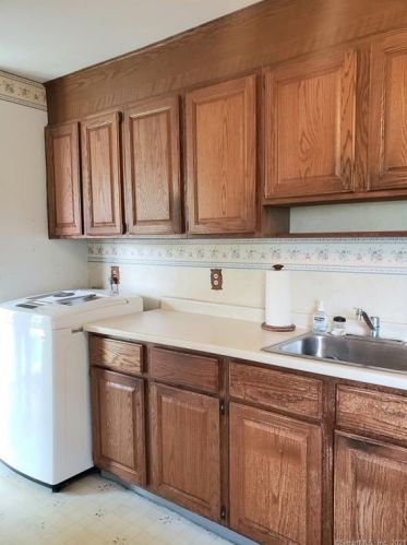 65 Greenwood Rd, Windsor Locks, CT 06096-2636