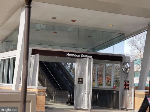 2204 Westcourt Ln, Herndon VA  20170-5824 exterior