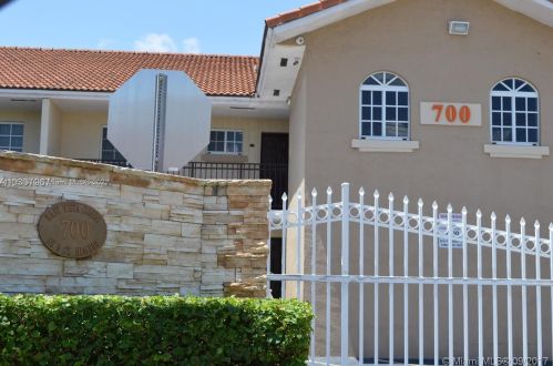 700 9th Ct, Hialeah, FL 33010-4630