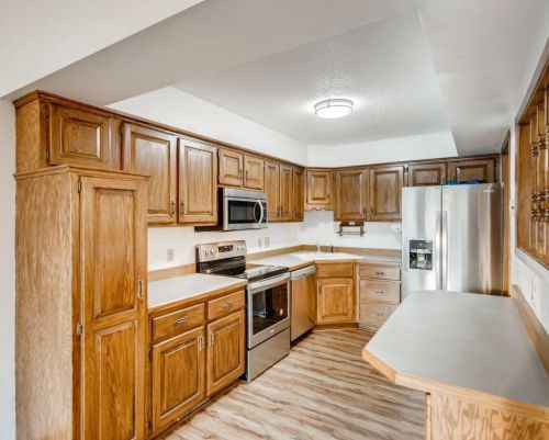 5664 Chatsworth St, Saint Paul, MN 55126-9104