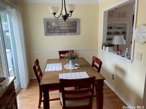 406 Old Farmingdale Rd, Babylon NY  11704-6424 exterior