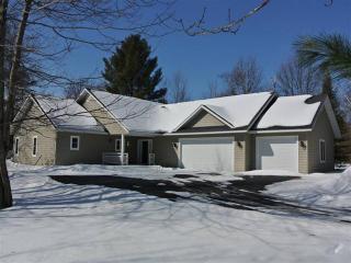 8522 Oak Park Cir, Minocqua, WI 54548-8751