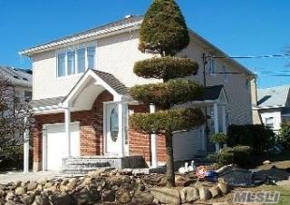 213 Fulton St, Westbury, NY 11590-3003