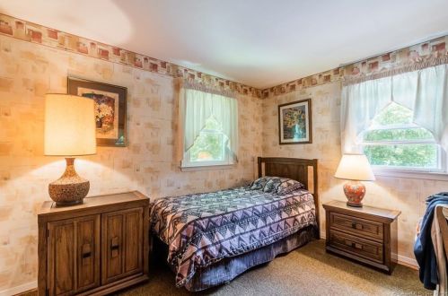 10 Lee Dr, Lyme CT  06371-2111 exterior