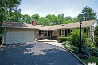 25 Setalcott Pl, Strongs Neck, NY 11733-1323