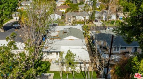 18004 Collins St, Van Nuys CA 91316-1032 exterior