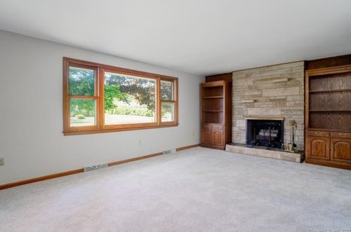 27 Welch Rd, North Haven CT  06473-2844 exterior