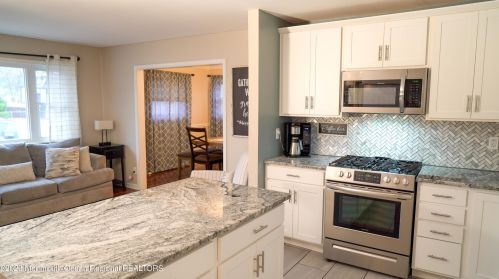 27 Castle Ave, Jackson Twp NJ  08527-2425 exterior