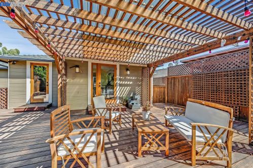 2255 Courtland Ave, Oakland CA 94601-4707 exterior