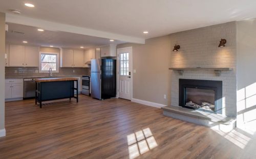 476 Grn End Ave, Middletown RI 02842-5626 exterior