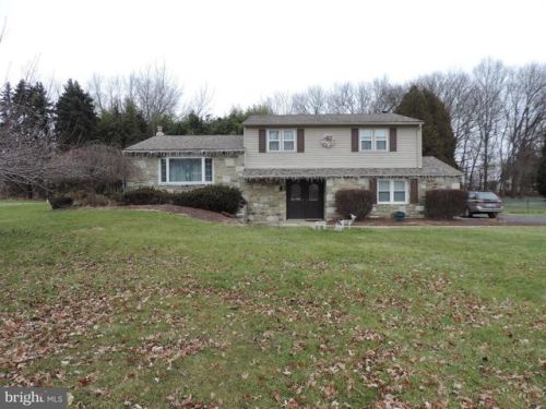 9 Dutch Dr, Southampton, PA 18966-2306