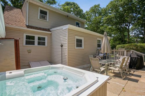 79 Somerset Ave, Manor Park NY  11950-4224 exterior