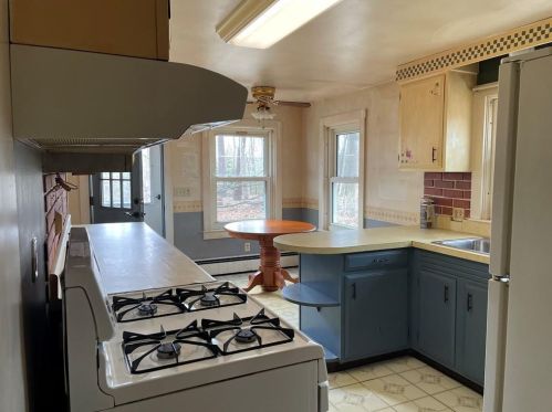 45 Gardiner Ave, North Kingstown RI  02852-4713 exterior