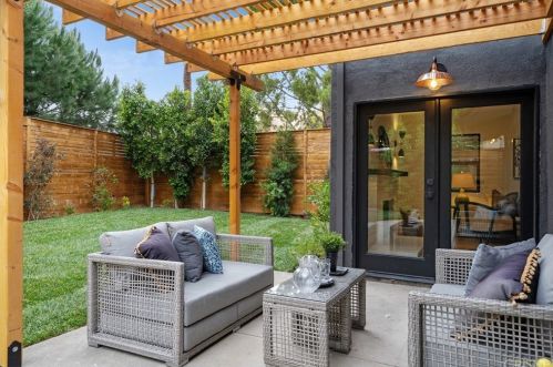 4070 Bakman Ave, North Hollywood CA  91602-3302 exterior