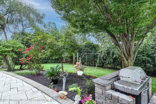 515 Seven Bridges Rd, Little Silver NJ  07739-1742 exterior