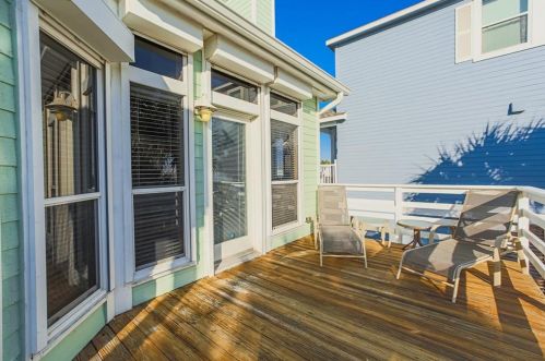 25314 Intrepid Ln, Galveston TX  77554-6612 exterior