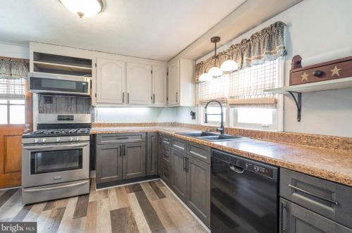 1733 Swamp Pike, Gilbertsville PA  19525-9704 exterior