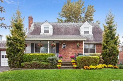 120 South St, New Hyde Park, NY 11040-2443