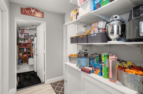 21051 Kingscrest Dr, Santa Clarita CA  91350-1990 exterior