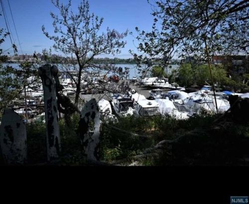 1375 River Rd, Edgewater NJ 07020-1518 exterior