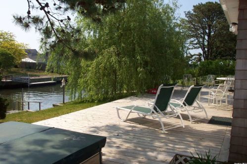23 Whiting Rd, East Quogue, NY 11942-4905