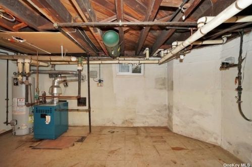 3 Revere Dr, Floral Park NY  11001-2814 exterior