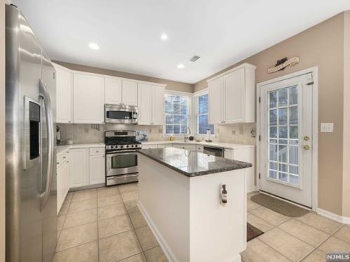 5 River Dell, Oakland NJ  07436-2302 exterior