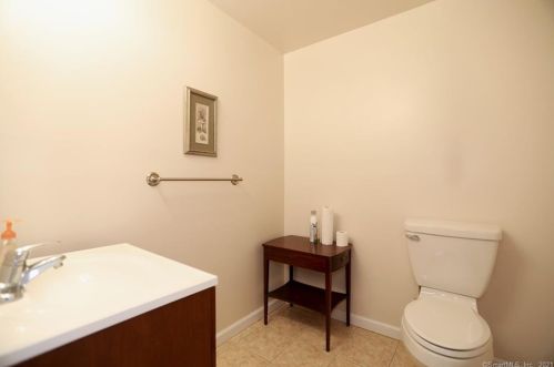 60 Berrios Hl Rd, Windsor CT 06095-1000 exterior