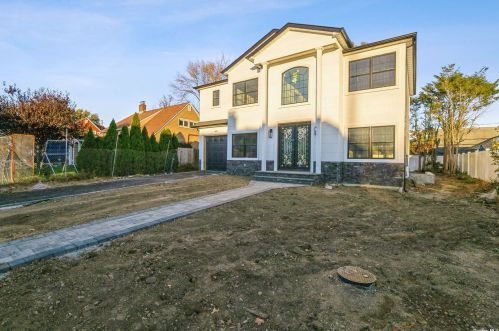 57 Bobwhite Ln, Hicksville NY  11801-4520 exterior